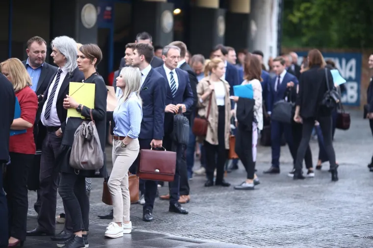U TIJEKU JE ROČIŠTE ZA AGROKOR: Vjerovnici se okupili ispred dvorane Dražen Petrović, danas će glasovati o nagodbi