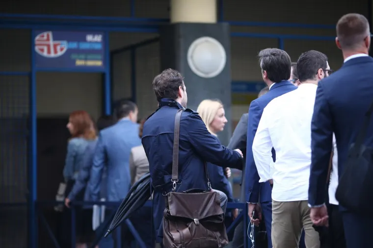 U TIJEKU JE ROČIŠTE ZA AGROKOR: Vjerovnici se okupili ispred dvorane Dražen Petrović, danas će glasovati o nagodbi