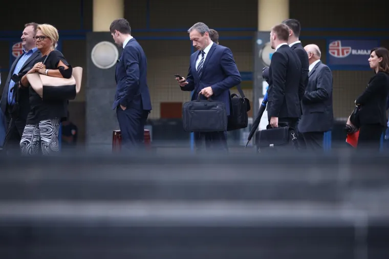 U TIJEKU JE ROČIŠTE ZA AGROKOR: Vjerovnici se okupili ispred dvorane Dražen Petrović, danas će glasovati o nagodbi