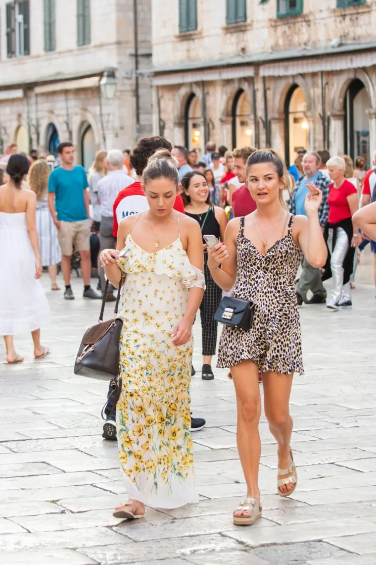 LJETNA MODA NA STRADUNU: Dubrovčanke znaju kako se nose ženstvene kombinacije