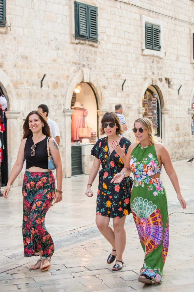 LJETNA MODA NA STRADUNU: Dubrovčanke znaju kako se nose ženstvene kombinacije