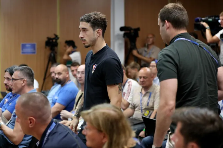 ZAŠTO SE LJUTIŠ, DEJO? Lovrena jedno novinarsko pitanje izbacilo iz takta