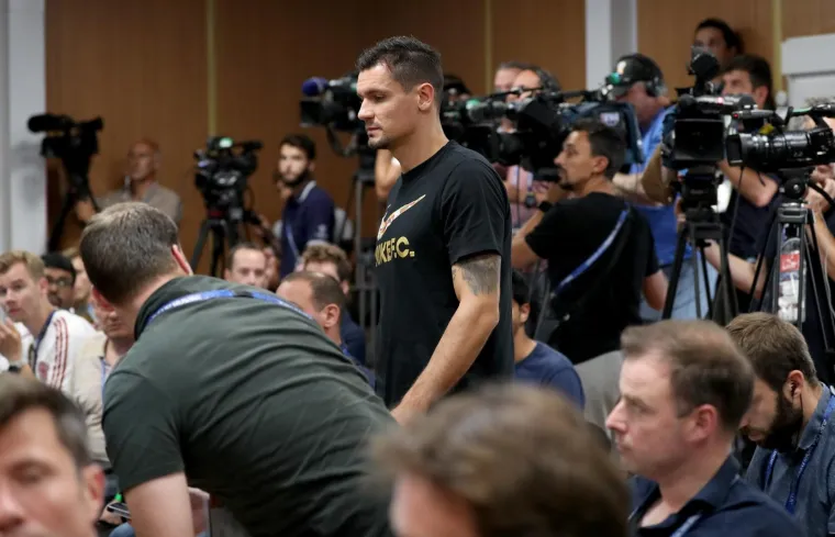 Međutim, jedno pitanje izbacilo je Lovrena iz takta. Na pitanje što se bilo protiv Danske, obzirom da je Hrvatska odigrala slabije, Lovren je izgubio živce. Onda je uzvratio novinaru: "Daj, nemoj me zaje*avat čovječe! Što hoćeš da svaku utakmicu igramo savršeno? Ljutiš me s pitanjima, ali stvarno... Jel se i nama može dogoditi dan da igramo slabije, pa igrali smo koliko smo trebali igrati, a to što vi očekujete da mi igramo kao, ne znam što i tko... pa ni Brazil ne igra svaku utakmicu savršeno. Jesmo li prošli dalje? Jesmo, pa onda...", rekao je slavljenik Lovren. Stoper Vatrenih, naime, danas je proslavio 29. rođendan.