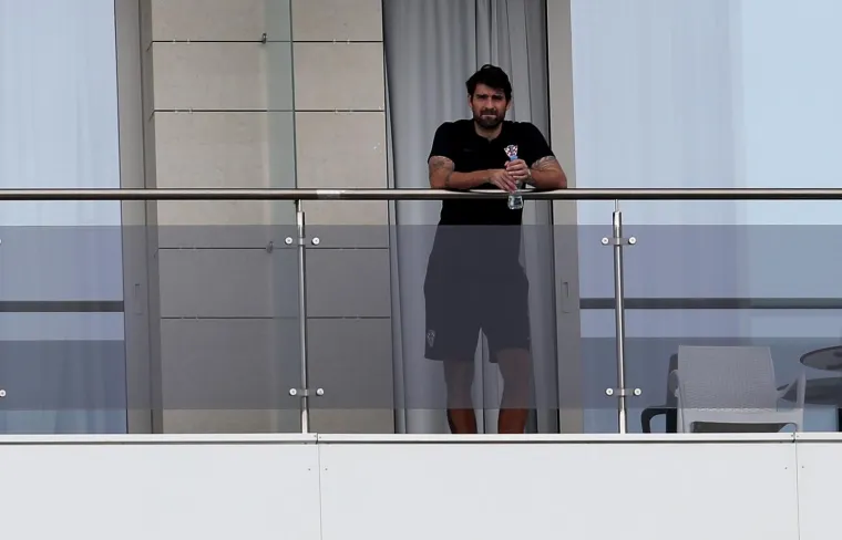 Ćorluka se u četvrtak odmarao na balkonu, malo pozirao za fotoreportere.