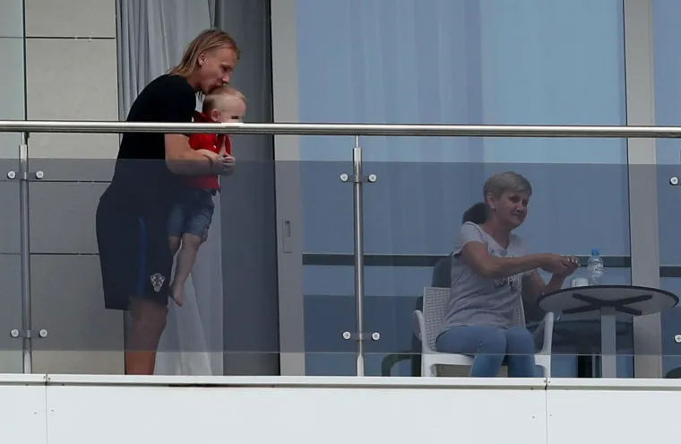 U hotelskoj sobi Domagoja Vide sasvim drugačija atmosfera, prava obiteljska. Vidu je, naime, u Sočiju posjetila obitelj, uz dopu&scaron;tenje, naravno, izbornika Zlatka Dalića. U dru&scaron;tvu majke Željke i supruge Ivane, Vida je uživao zabavljajući se sa sinom Davidom. Vida se družio sa svojim sinom, na taj način se napuniv&scaron;i emocijama i ljubavlju, te tako zadovoljio sebe i napunio baterije za ono &scaron;to slijedi protiv Rusije.