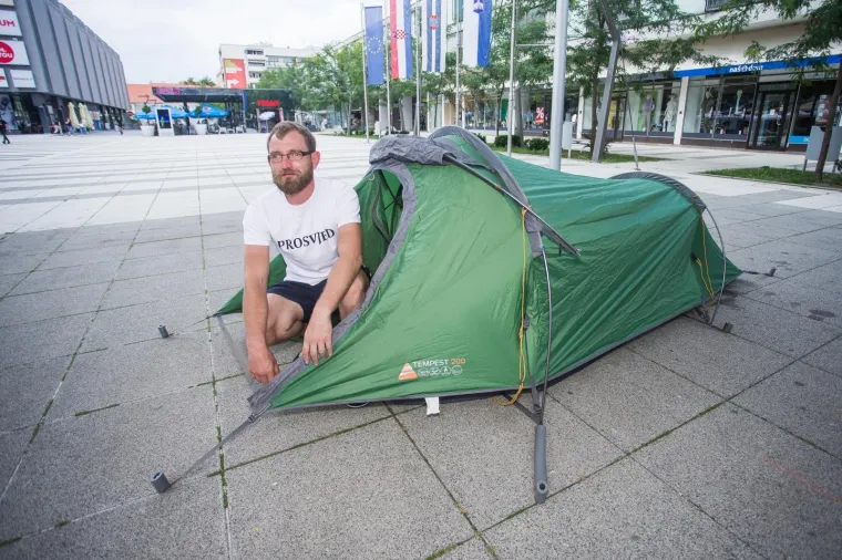 Goran Horvatović u &scaron;atoru na Trgu slobode prosvjeduje protiv stanja u hrvatskom dru&scaron;tvu