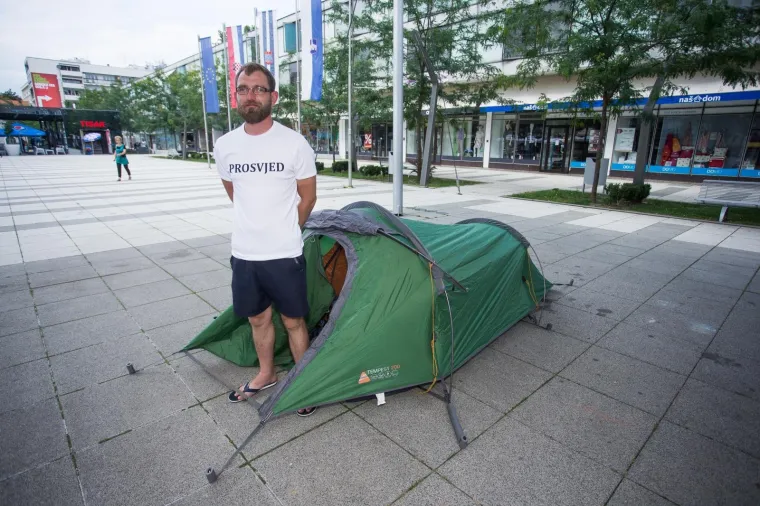 Goran Horvatović u &scaron;atoru na Trgu slobode prosvjeduje protiv stanja u hrvatskom dru&scaron;tvu