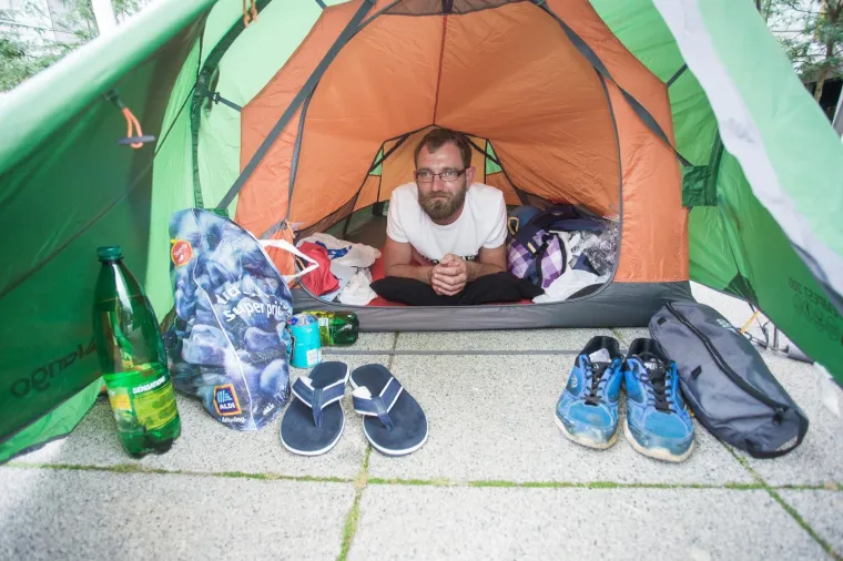 Goran Horvatović u &scaron;atoru na Trgu slobode prosvjeduje protiv stanja u hrvatskom dru&scaron;tvu