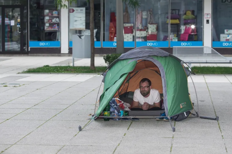 Goran Horvatović u &scaron;atoru na Trgu slobode prosvjeduje protiv stanja u hrvatskom dru&scaron;tvu