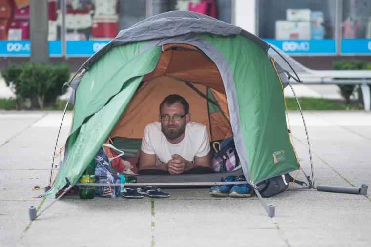 Goran Horvatović u &scaron;atoru na Trgu slobode prosvjeduje protiv stanja u hrvatskom dru&scaron;tvu