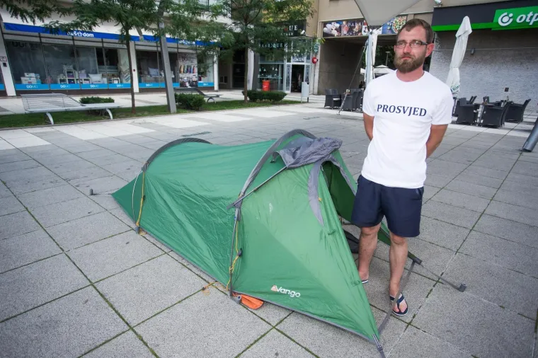 Goran Horvatović u &scaron;atoru na Trgu slobode prosvjeduje protiv stanja u hrvatskom dru&scaron;tvu
