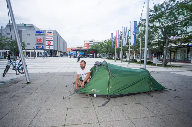 Goran Horvatović u &scaron;atoru na Trgu slobode prosvjeduje protiv stanja u hrvatskom dru&scaron;tvu