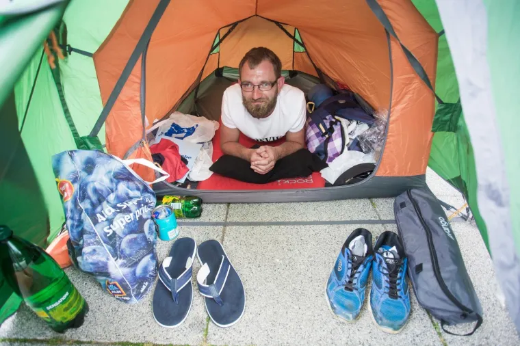 Goran Horvatović u &scaron;atoru na Trgu slobode prosvjeduje protiv stanja u hrvatskom dru&scaron;tvu