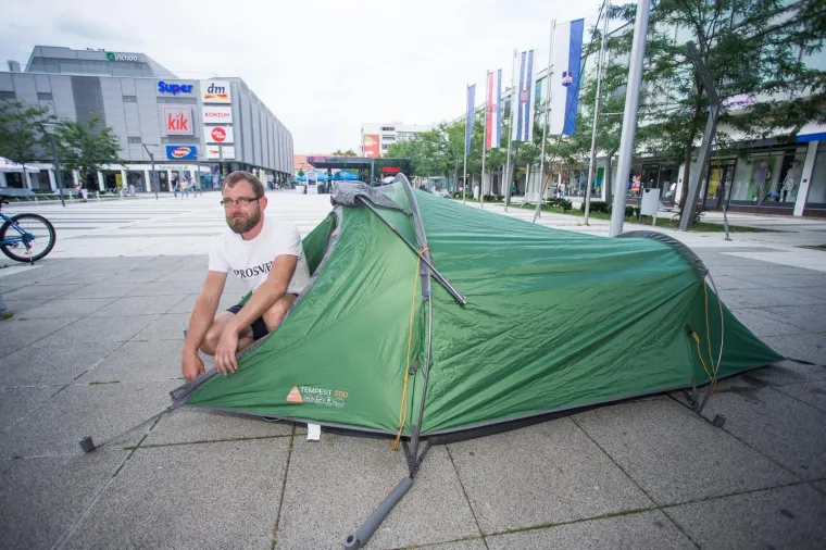 Goran Horvatović u &scaron;atoru na Trgu slobode prosvjeduje protiv stanja u hrvatskom dru&scaron;tvu