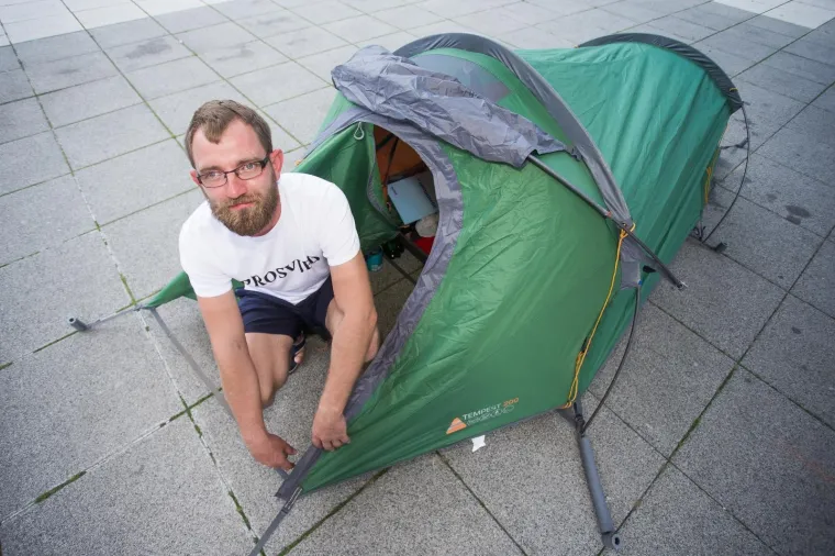 Goran Horvatović u &scaron;atoru na Trgu slobode prosvjeduje protiv stanja u hrvatskom dru&scaron;tvu