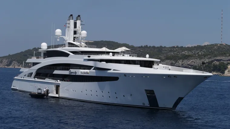 Jahta kazahstanskog milijardera Alijana Ibragimova usidrena ispred Hvara.