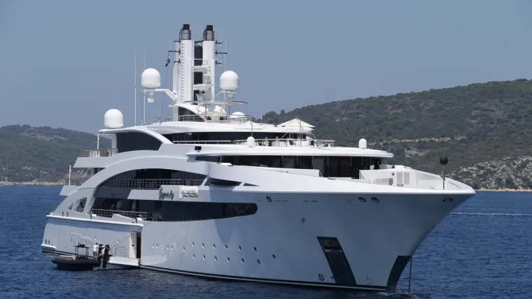 Ibragimov, milijuna&scaron; iz Kazahstana, inače s obitelji živi u Belgiji. Njegova jahta može primiti 22 gosta u 11 kabina te 30 članova posade, za koje je predviđeno 15 kabina. Jahta ima i ogroman unutarnji bazen. Vrijednost joj je 200 milijuna dolara. Ibragimov je prije jahte Dynasty bio vlasnik 59-metarske jahte Benetti. Tu je jahtu prodao, a ona se sada zove Iman.