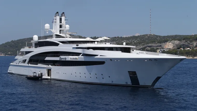 Jahta Dynasty izgrađena je u njemačkom brodogradili&scaron;tu Kusch Yachts. Vlasniku Ibragimovu, jednom od najbogatijih ljudi na svijetu, predana je 2015. godine.