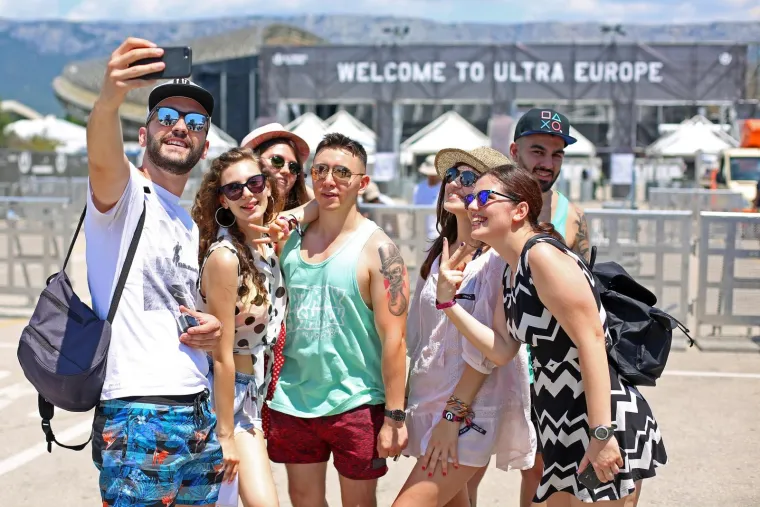 SPLIT - mnogobrojni posjetitelji pristižu pred stadion Poljud gdje večeras počinje prvi dan Ultra Europe festivala.