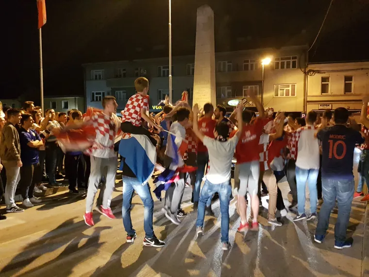 Navijajte s nama: Za Hrvatsku navijaj i službenu loptu nabijaj!