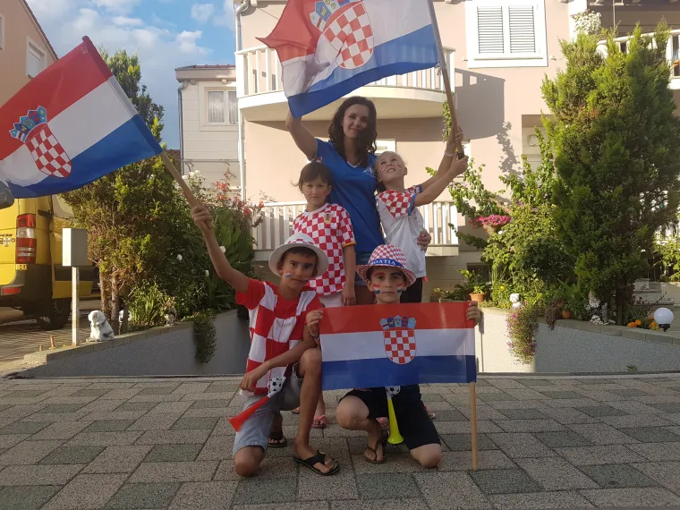 Navijajte s nama: Za Hrvatsku navijaj i službenu loptu nabijaj!