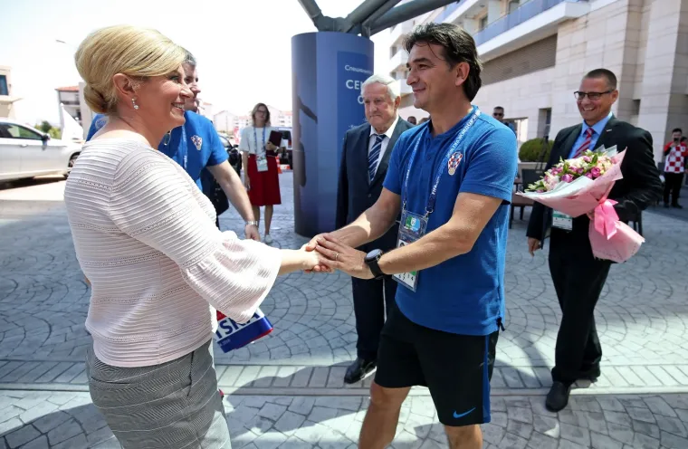 Izbornik Zlatko Dalić i predsjednik HNS-a Davor &Scaron;uker dočekali su predsjednicu RH Kolindu Grabar-Kitarović ispred ulaza u Radisson Blu Resort i Congress Centar hotel gdje je smje&scaron;tena hrvatska nogometna reprezentacija.