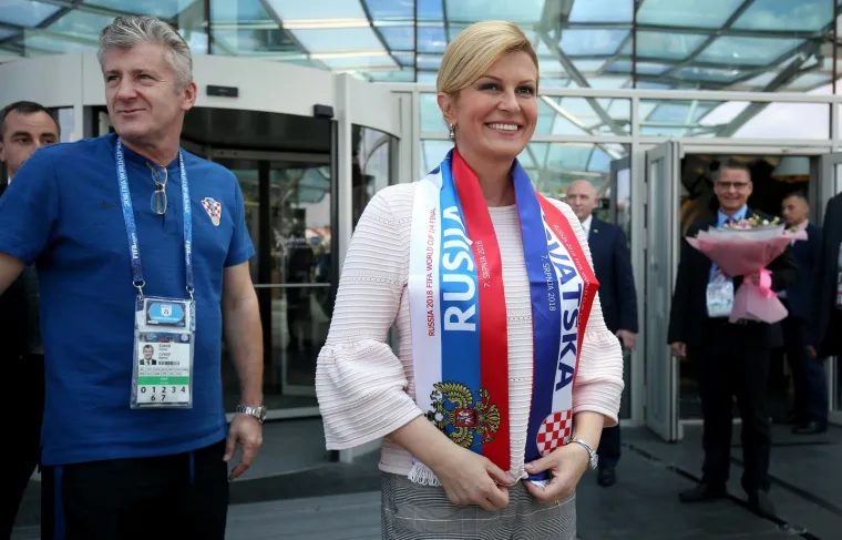 VATRENA HRVATSKA NAVIJAČICA STIGLA U RUSIJU: Predsjednicu u Sočiju dočekali Dalić i &Scaron;uker