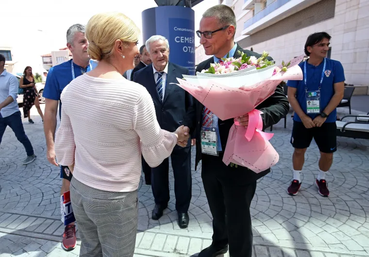 VATRENA HRVATSKA NAVIJAČICA STIGLA U RUSIJU: Predsjednicu u Sočiju dočekali Dalić i &Scaron;uker