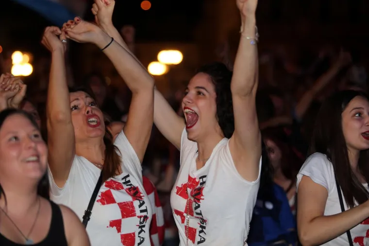 Rijeka -Slavlje nakon pobjede po centru grada.  Navijaci na gatu Karoline rijecke prate utakmicu Rusija - Hrvatska.