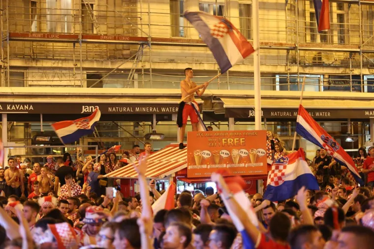 Zagreb - Navijaci na Trgu bana Jelacica prate cetvrtfinalnu utakmicu Svjetskog nogometnog prvenstva, izmedju Rusije i Hrvatske.