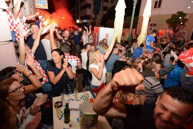 Bjelovar, Korzo - I Bjelovar je zahvatila navijacka euforija, a Korzo je preplavljeno kockastim  dresovima vatrenih navijaca. Podrska Vatenima raste iz utakmice u utakmicu, a sve je kulminiralo tijkom 1/4 finala u ogledu Hrvatska - Rusija. Erupcija odusevljenja i slavlje nakon sjajnog izdanja i pobjede Vatrenih za ulazak u polufinale.