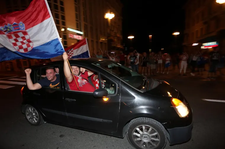 Rijeka -Slavlje nakon pobjede po centru grada.  Navijaci na gatu Karoline rijecke prate utakmicu Rusija - Hrvatska.