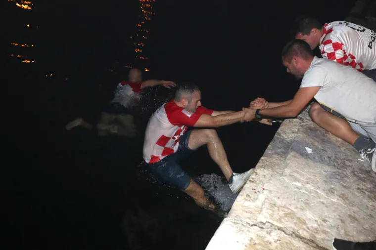 Rijeka -Slavlje nakon pobjede po centru grada.  Navijaci na gatu Karoline rijecke prate utakmicu Rusija - Hrvatska.