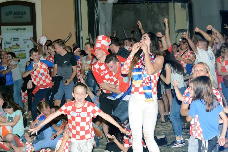 Sisak - Utakmicu Hrvatska - Rusija navijaci prate u fan zoni u Kranjcevicevoj ulici.