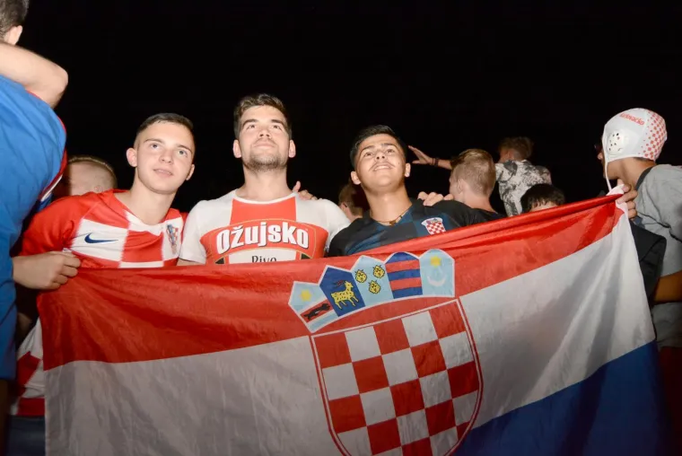 Bjelovar, Korzo - I Bjelovar je zahvatila navijacka euforija, a Korzo je preplavljeno kockastim  dresovima vatrenih navijaca. Podrska Vatenima raste iz utakmice u utakmicu, a sve je kulminiralo tijkom 1/4 finala u ogledu Hrvatska - Rusija. Erupcija odusevljenja i slavlje nakon sjajnog izdanja i pobjede Vatrenih za ulazak u polufinale.