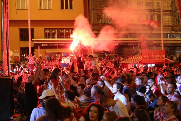 Zagreb - Navijaci na Trgu bana Jelacica prate cetvrtfinalnu utakmicu Svjetskog nogometnog prvenstva, izmedju Rusije i Hrvatske. Photo: Matija Habljak/PIXSELL