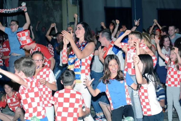 Sisak - Utakmicu Hrvatska - Rusija navijaci prate u fan zoni u Kranjcevicevoj ulici. Photo: Nikola Cutuk/PIXSELL
