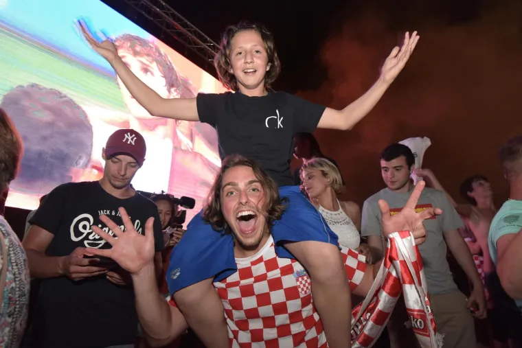 Zadar - U Na Forumu je organizirano pracenje utakmice Hrvatska - Rusija. Slavlje nakon pobjede. Photo: Dino Stanin/PIXSELL