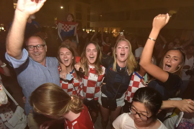 Zadar - U Na Forumu je organizirano pracenje utakmice Hrvatska - Rusija. Slavlje nakon pobjede. Photo: Dino Stanin/PIXSELL