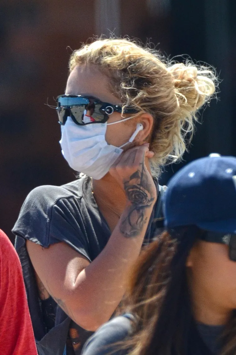 RITA ORA STIGLA U HRVATSKU: Pokušala se sakriti iza naočala i maske, no odale je seksi noge i tetovaže