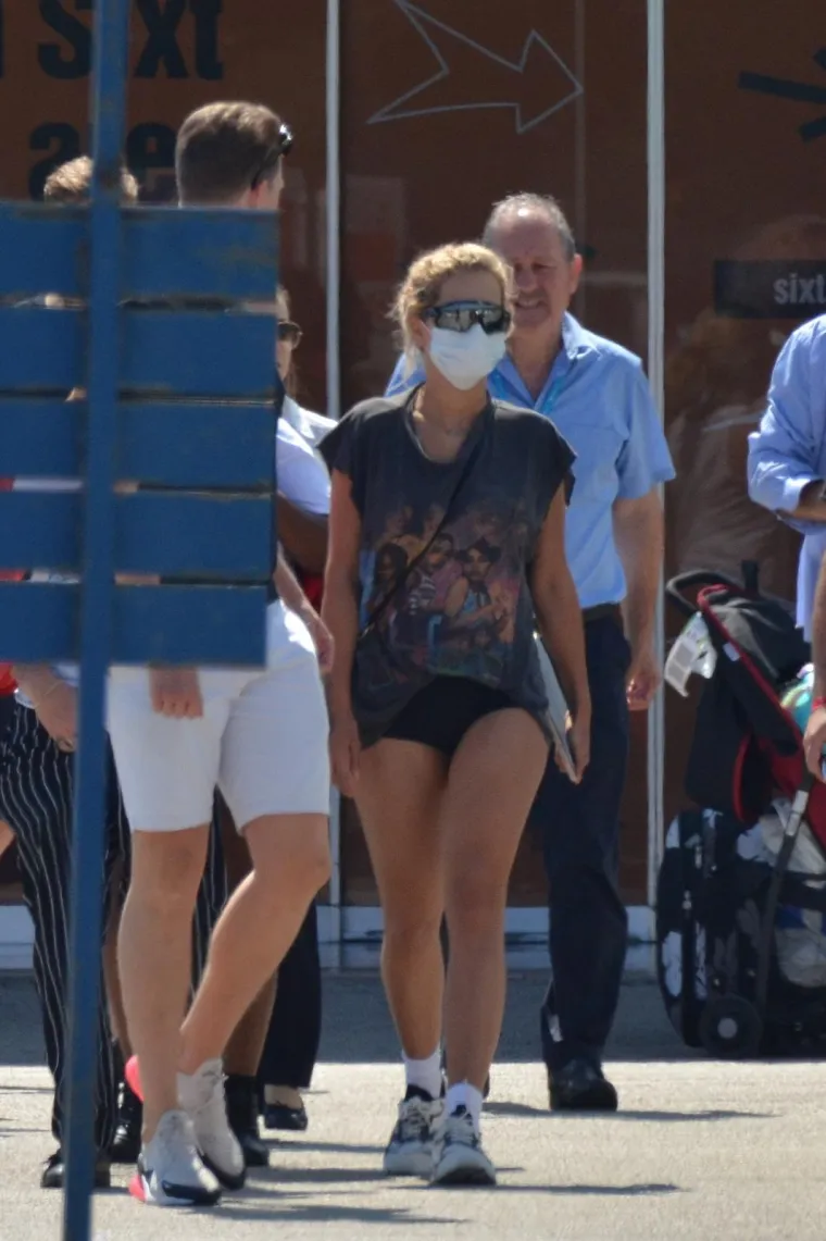 RITA ORA STIGLA U HRVATSKU: Pokušala se sakriti iza naočala i maske, no odale je seksi noge i tetovaže