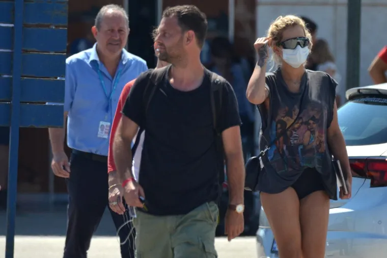 RITA ORA STIGLA U HRVATSKU: Pokušala se sakriti iza naočala i maske, no odale je seksi noge i tetovaže