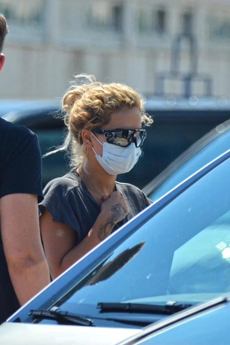 RITA ORA STIGLA U HRVATSKU: Pokušala se sakriti iza naočala i maske, no odale je seksi noge i tetovaže