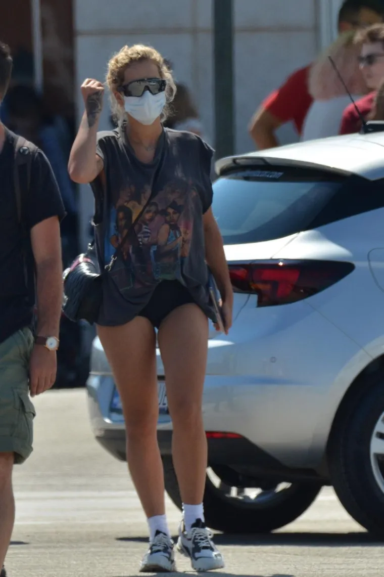 RITA ORA STIGLA U HRVATSKU: Poku&scaron;ala se sakriti iza naočala i maske, no odale je seksi noge i tetovaže