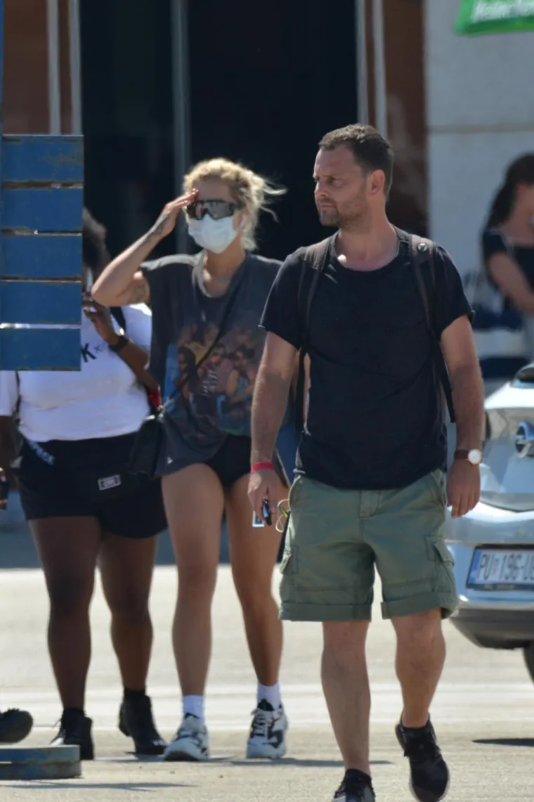 RITA ORA STIGLA U HRVATSKU: Poku&scaron;ala se sakriti iza naočala i maske, no odale je seksi noge i tetovaže