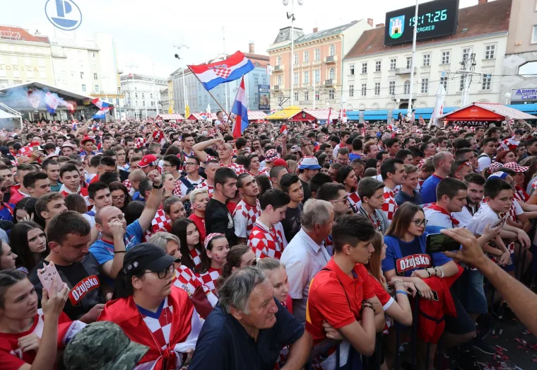LUDNICA U ZAGREBU: Uzavrela atmosfera na Trgu uoči početka utakmice Rusija - Hrvatska, Lidija Bačić pokazala bujni dekolte