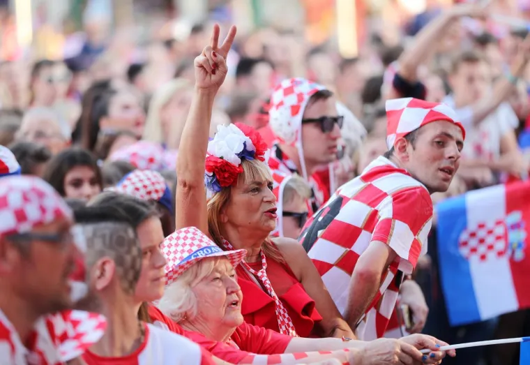 LUDNICA U ZAGREBU: Uzavrela atmosfera na Trgu uoči početka utakmice Rusija - Hrvatska, Lidija Bačić pokazala bujni dekolte