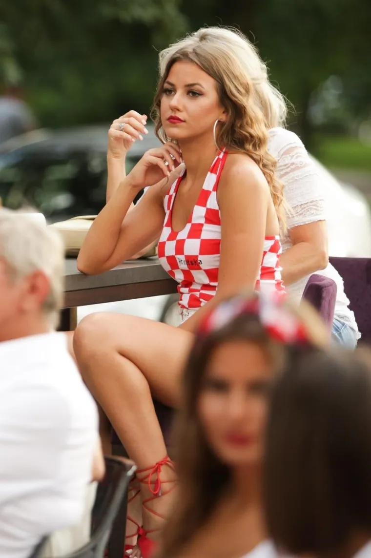 Toplo vrijeme natjeralo ih je da skinu višak odjeće i pokažu svoja vruća tijela.