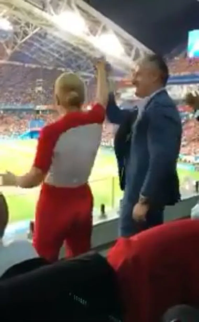 KOLINDIN LUDI PROVOD USRED VELIKE EUFORIJE NA SP-u: Slikala se s navijačima, skakala na tribinama, pjevala s Vatrenima...