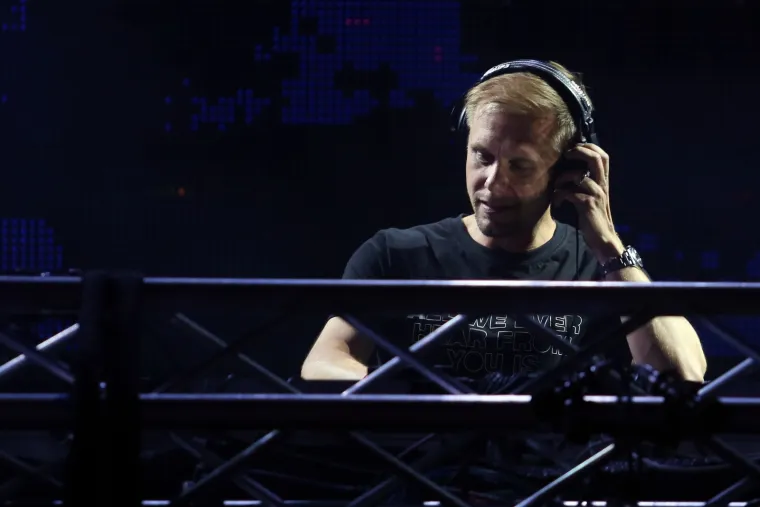 Ultra Europe festival, koji je ove godine po broju posjetitelja premašio pet prethodnih, nakon tri večeri na splitskom stadionu Poljudu, sljedeća tri dana - u ponedjeljak, utorak i srijedu - nastavlja se na otocima Braču, Hvaru i Visu. Festival je u Splitu zatvorio DJ Armin van Buuren.